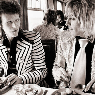 David Bowie comiendo en el tren