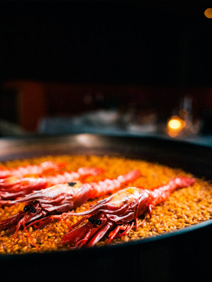  Arroz con carabineros del restaurante Tatel Ibiza, grano suelto y carabineros enteros al centro.