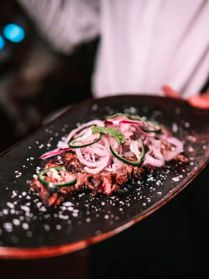 Plato de carne del restaurante Tatel de Ibiza
