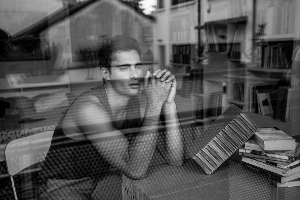 Elliot Meeten fotografiado para la revista masculina Rísbel Magazine