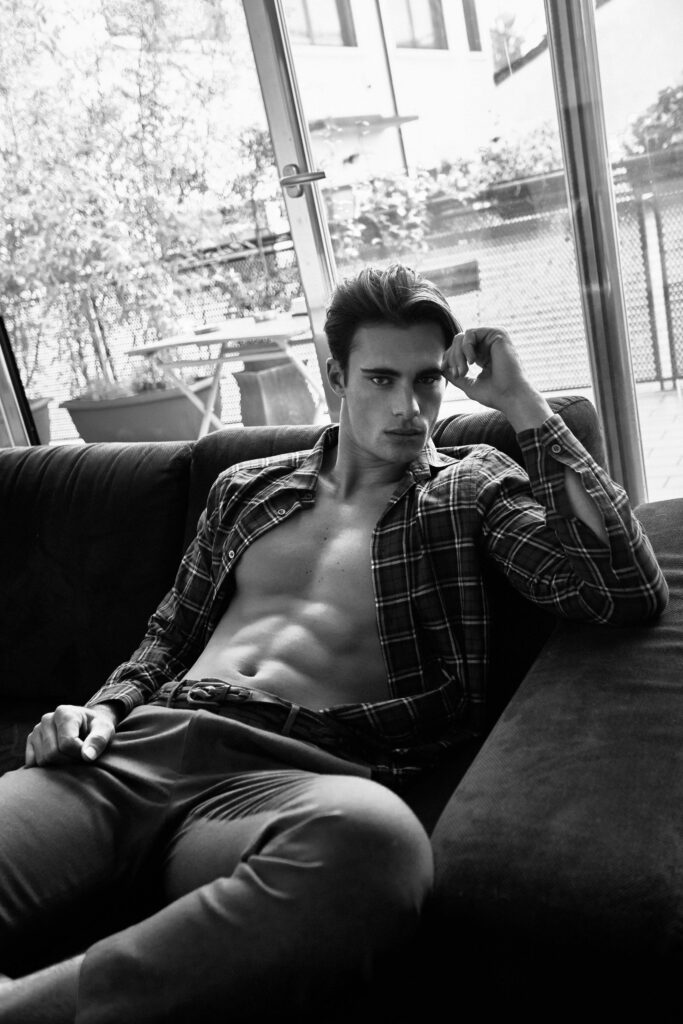 El modelo Elliot Meeten fotografiado para la revista masculina Rísbel Magazine