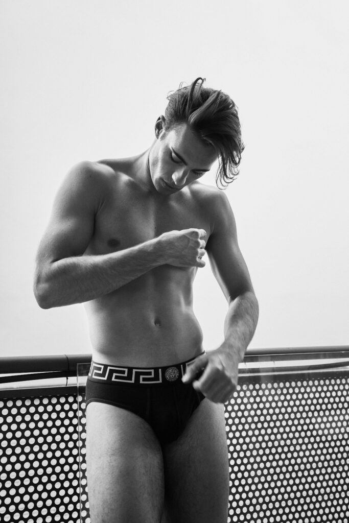 Elliot Meeten fotografiado para la revista masculina Rísbel Magazine