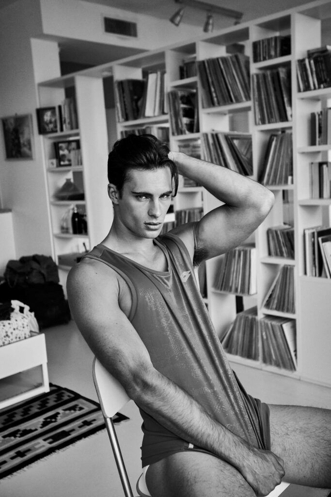 Elliot Meeten fotografiado para la revista masculina Rísbel Magazine