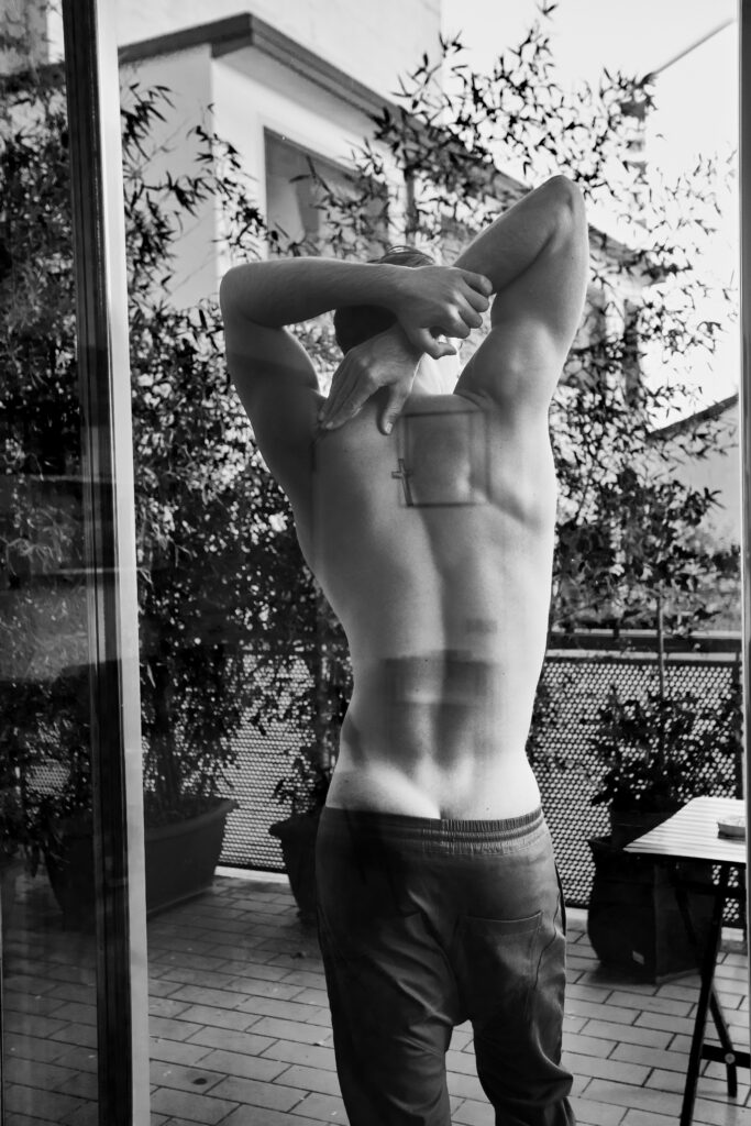 Elliot Meeten fotografiado para la revista masculina Rísbel Magazine