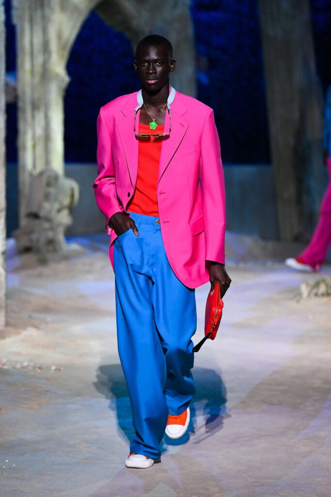 Desfile Versace para hombre temporada primavera verano 2021 blazer rosa y pantalones azules