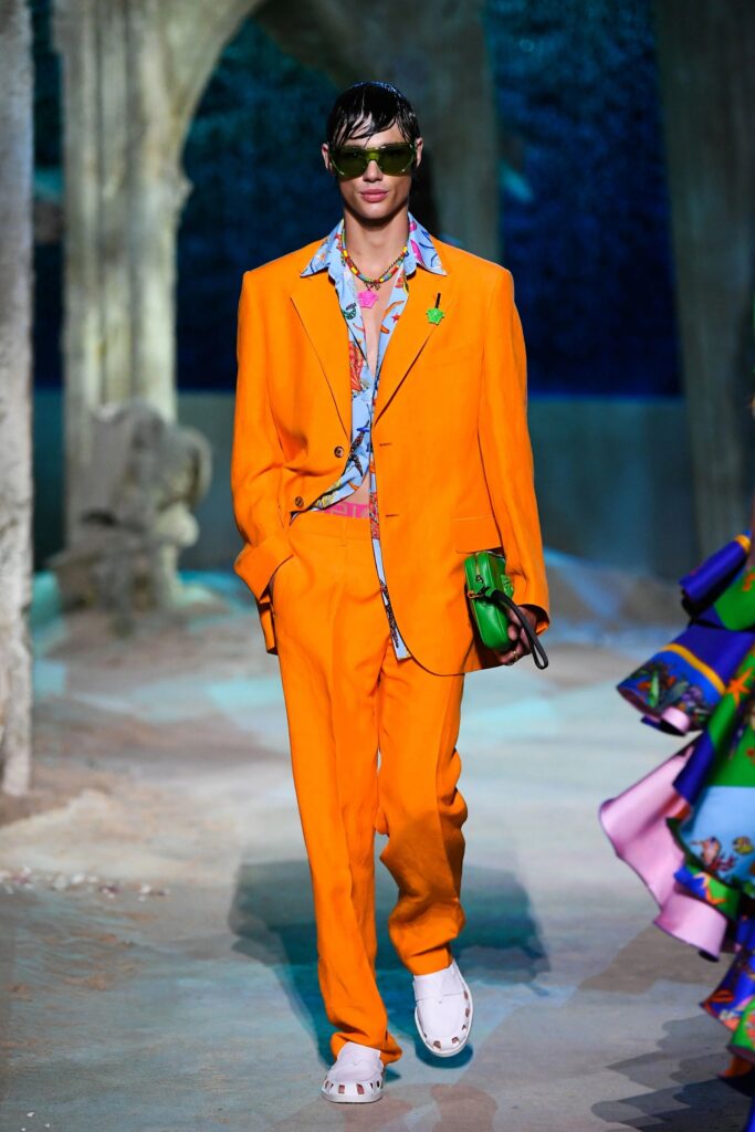 Fernando Líndez Desfile Versace para hombre temporada primavera verano 2021 traje naranja