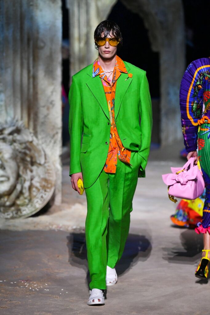 Desfile Versace para hombre temporada primavera verano 2021 traje verde