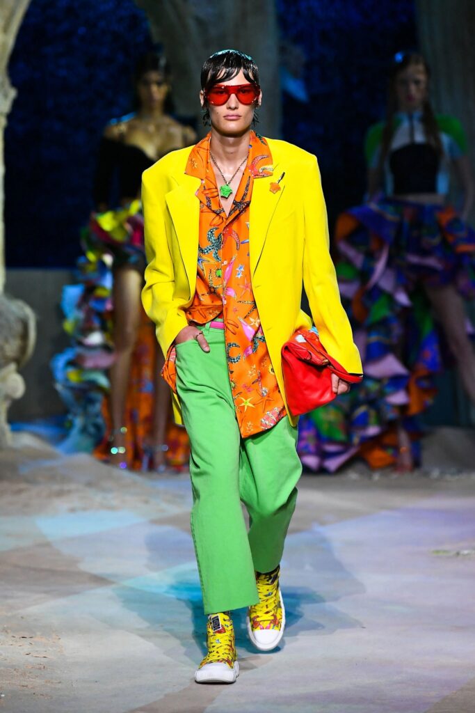 Desfile Versace para hombre temporada primavera verano 2021 blazer amarilla y pantalones verdes