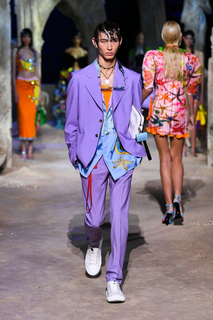 Desfile Versace para hombre temporada primavera verano 2021 traje morado
