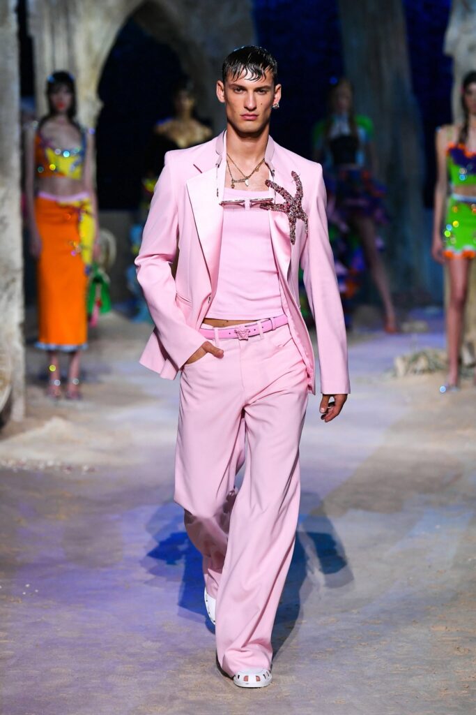 Desfile Versace para hombre temporada primavera verano 2021 toatl look rosa