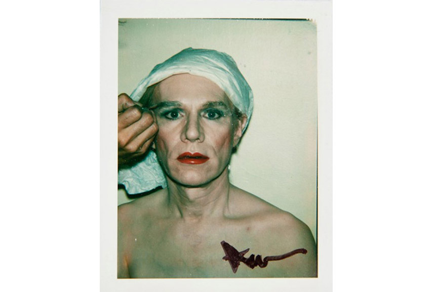 Polaroid autorretrato del artista Andy Warhol maquillándose