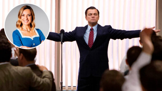 La psicóloga y escritora Patricia Ramírez da las claves para trabajar la confianza y el liderazgo. En la imagen, en segundo plano, se ve a Leonardo Di Caprio en una escena de la película El Lobo de Wall Street, que representa muy bien el liderazgo