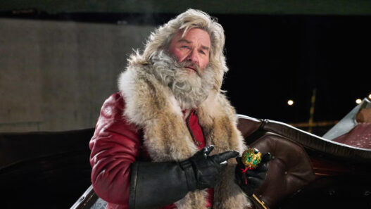 Escena de la película 'Crónicas de Navidad' en la que se ve al protagonista, Papa Noel, con cara de amable.