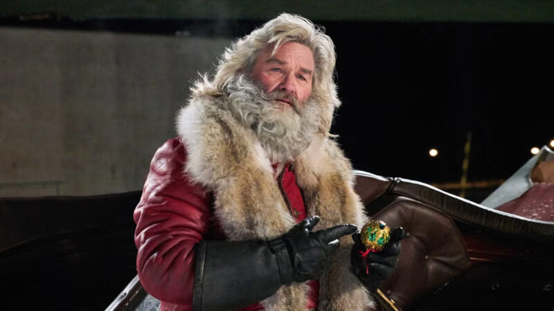 Escena de la película 'Crónicas de Navidad' en la que se ve al protagonista, Papa Noel, con cara de amable.