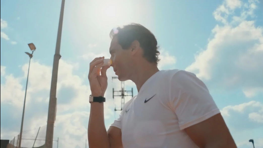 Tenista Rafa nadal echándose crema facial heliocare