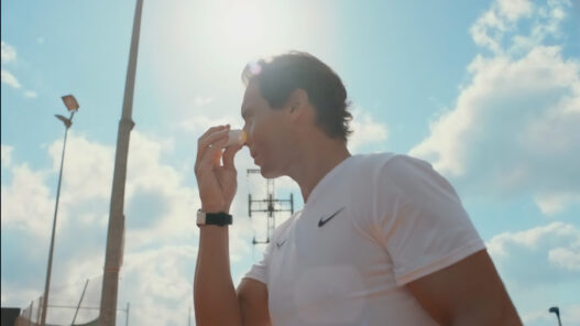 Tenista Rafa nadal echándose crema facial heliocare