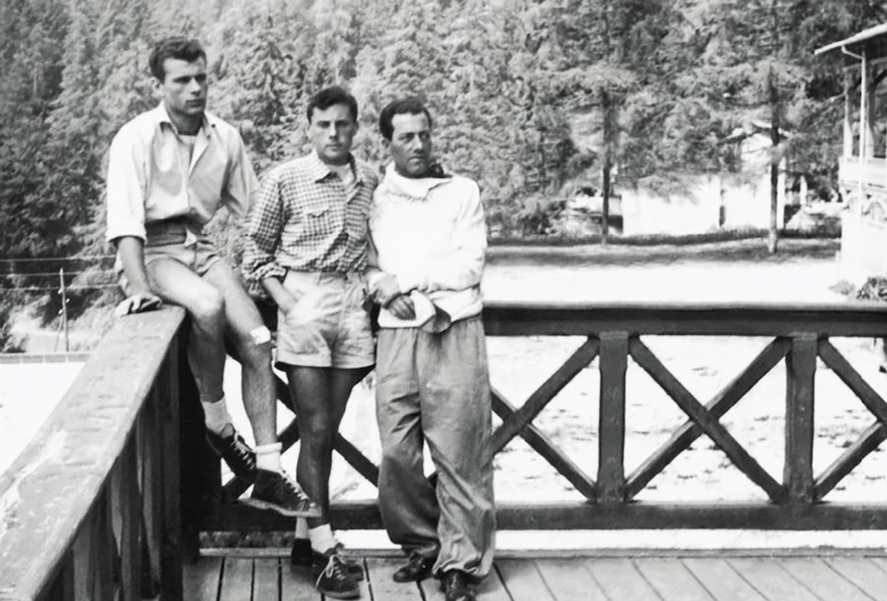 Fotografía del diseñador Giorgio Armani junto a s hermano Sergio y su padre Ugo