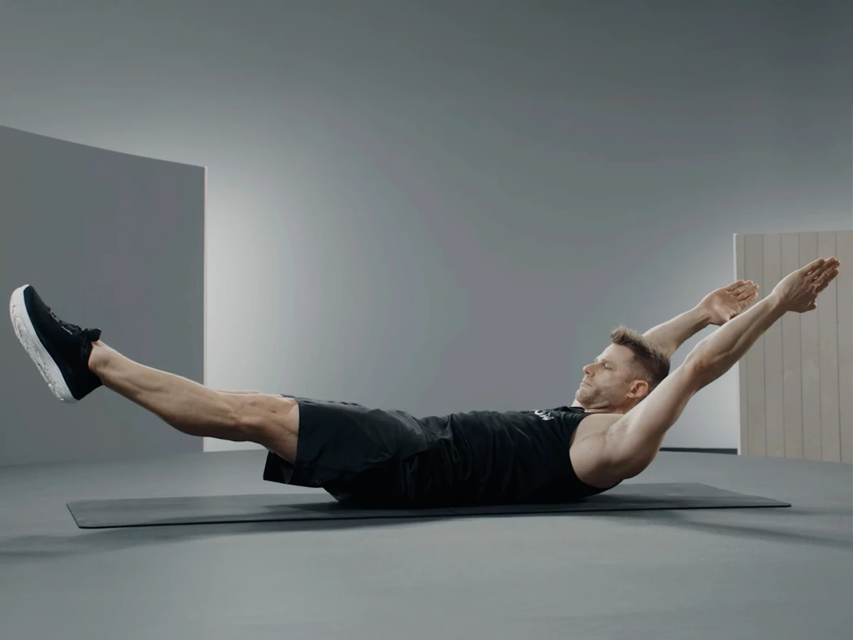 hombre realizando abdominales isométricos haciendo el ejercicio Hollow body hold