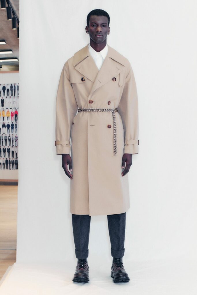 Looks de la colección masculina de la firma Alexander McQueen otoño/invierno 2021-2022