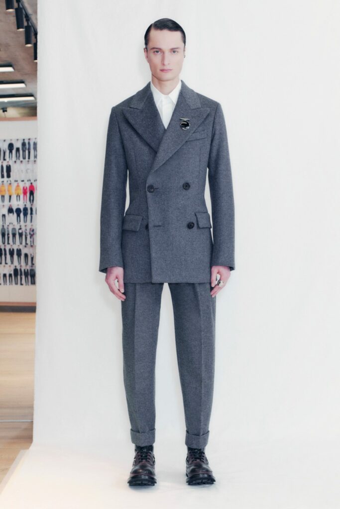 Looks de la colección masculina de la firma Alexander McQueen otoño/invierno 2021-2022