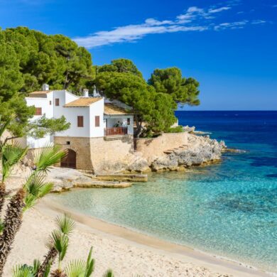 Las 10 playas mediterráneas mas bonitas de España en Caravana Risbel Magazine revista masculina