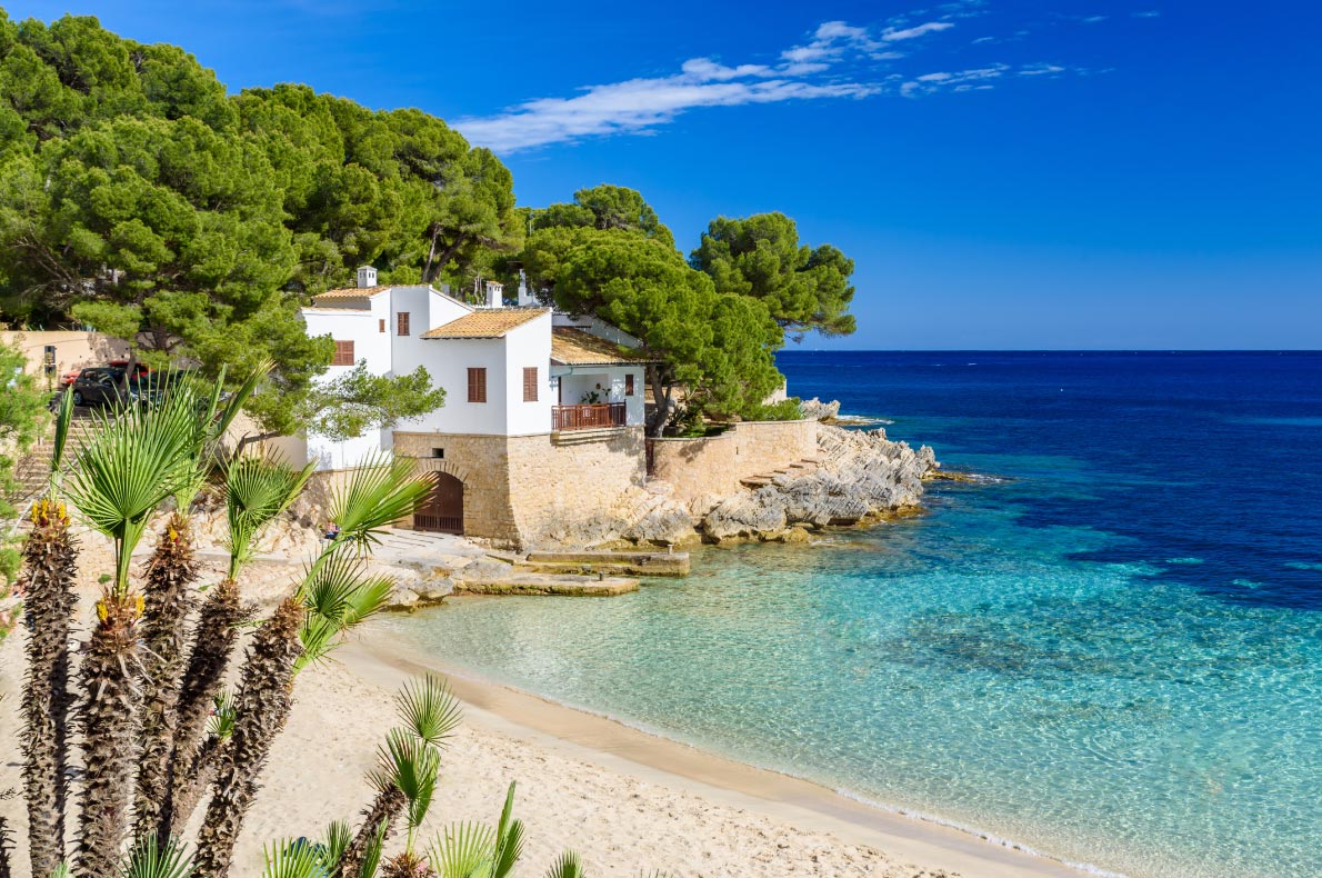 Las 10 playas mediterráneas mas bonitas de España en Caravana Risbel Magazine revista masculina