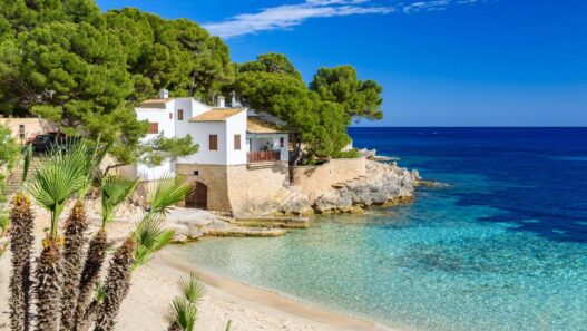 Cala Gat Rajada, una de las playas mediterráneas más bonitas de España