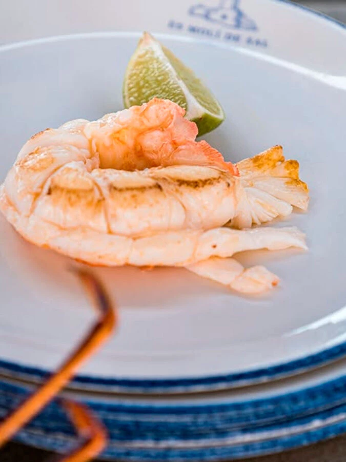 Langostino a la plancha con lima servido en Es Molí de Sal, Formentera