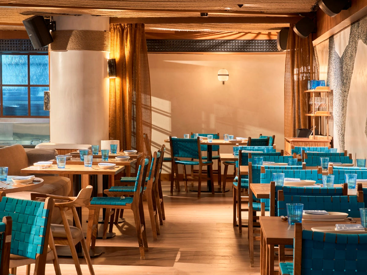 Salón comedor del restaurante La Mar Madrid (Tetuán) de Madrid.