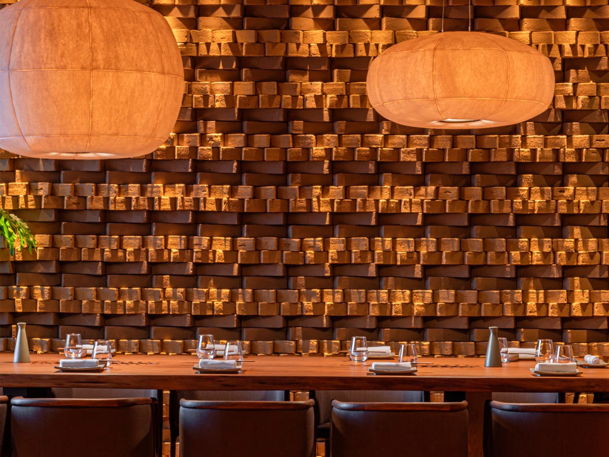 Mesa alargada del restaurante Osaka Nikkey de Madrid.