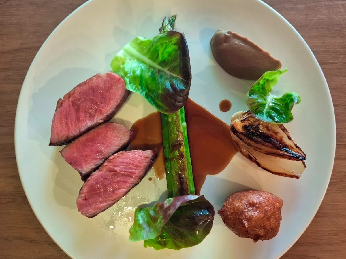 Plato de Presa de Ibérico, Espárrago & Ajo Negro del restaurante Bolboreta de Madrid