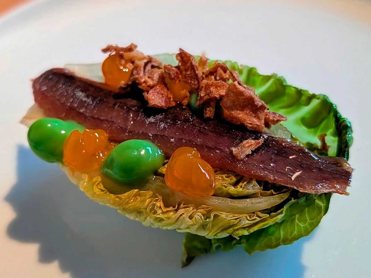 Plato de Anchoa del restaurante In-Pulso (Arganzuela) uno de los restastaurantes recomendados de Madrid de este 2025