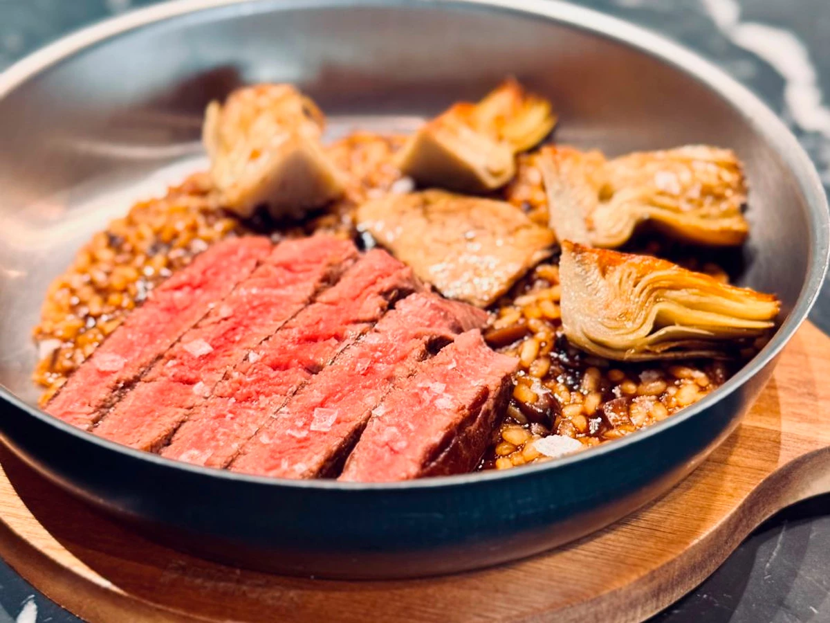 Plato de carne del restaurante La Barra de la Tasquería (Barrio de Salamanca) uno de los restaurantes más recomendados del 2025 de Madrid