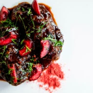 Plato de carne guisada del restaurante In-Pulso, uno de los restaurantes mejor recomendados de Madrid en 2025