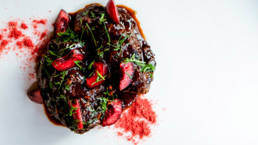 Plato de carne guisada del restaurante In-Pulso, uno de los restaurantes mejor recomendados de Madrid en 2025