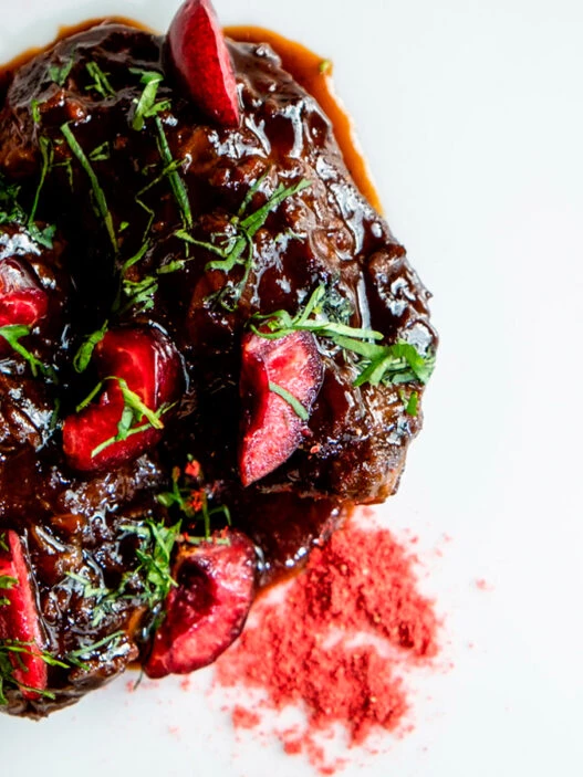 Plato de carne guisada del restaurante In-Pulso, uno de los restaurantes mejor recomendados de Madrid en 2025