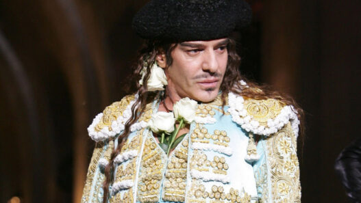 John Galliano desfila con la colección de alta costura de Dior para otoño/invierno de 2008 el 2 de julio en Versalles, Francia.