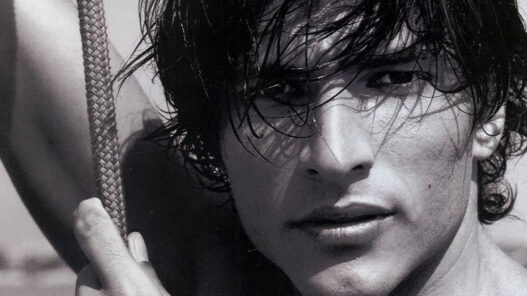 El modelo español Andrés Velencoso en la campaña de la fragancia Allure Homme Sport de Chanel