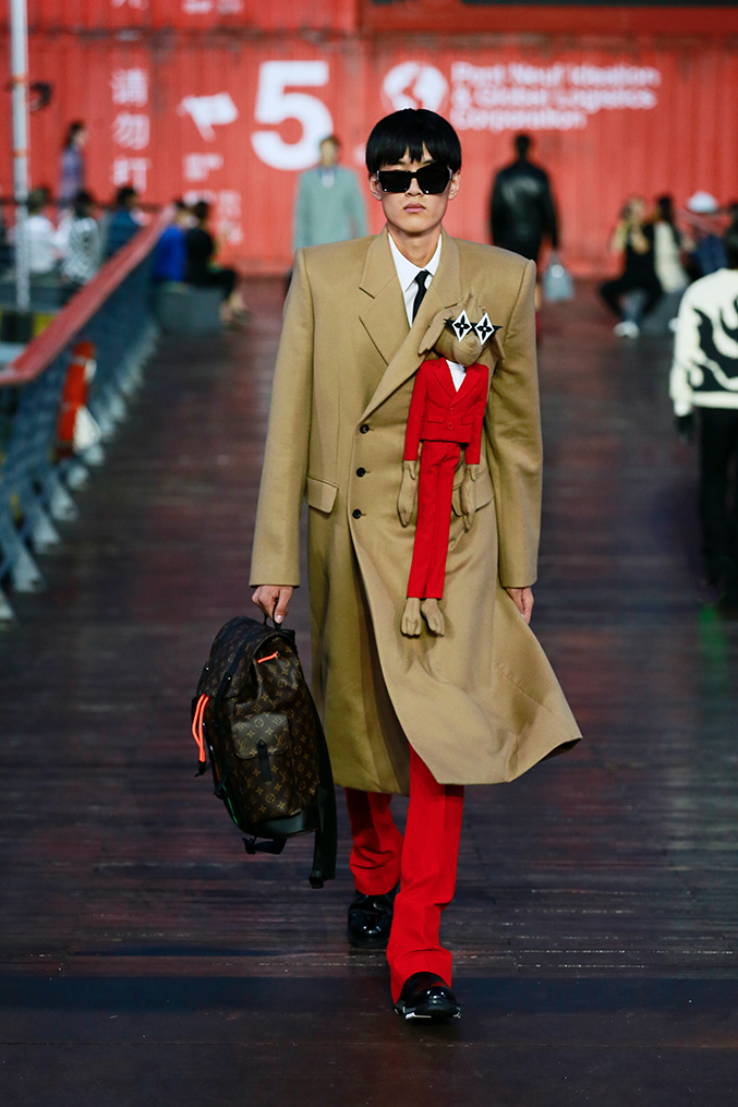 Rosalía abre el desfile masculino de Louis Vuitton con un look imposible y  excéntrico