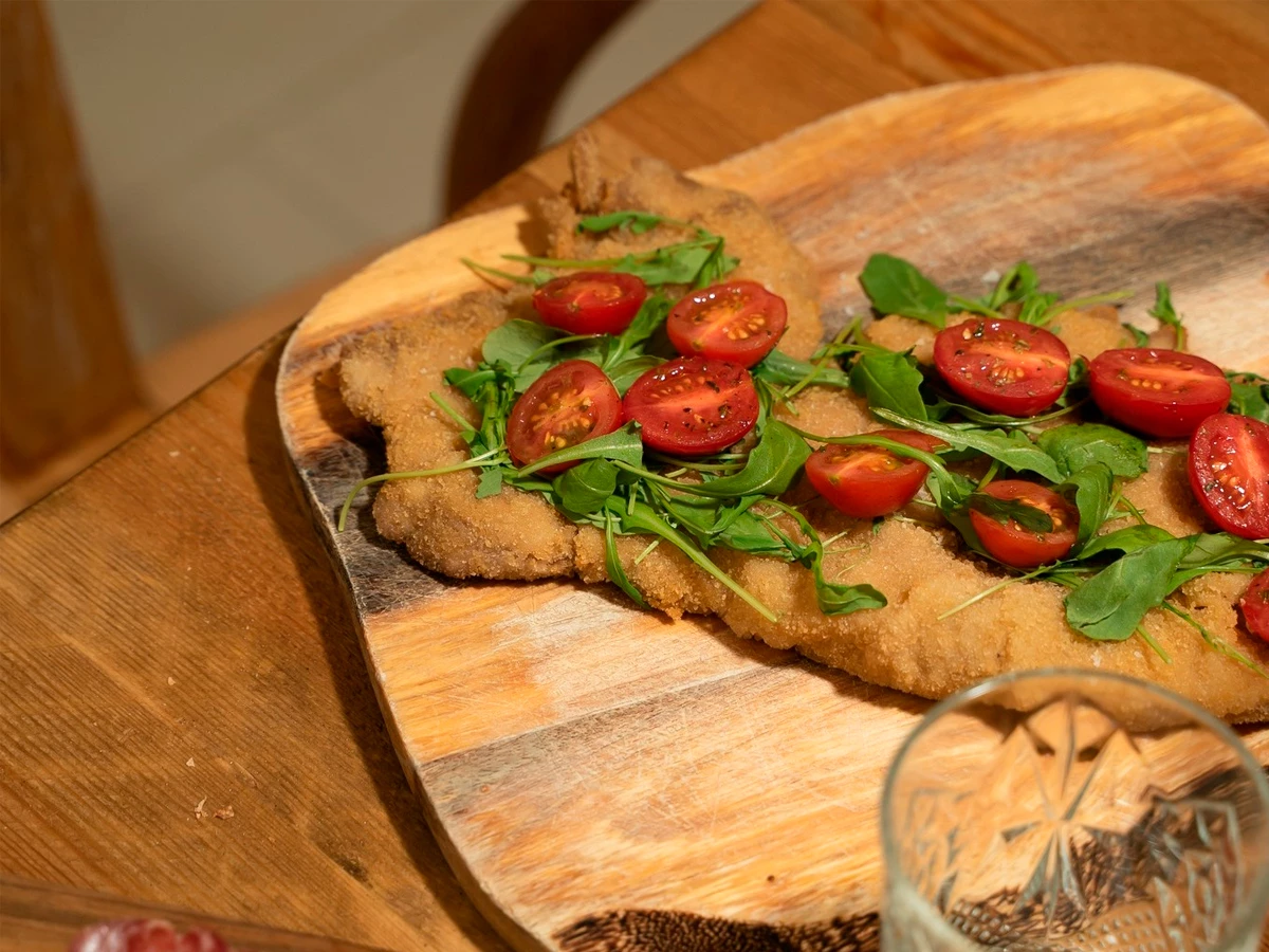 La Milanesa de ternera uno de los platos más pedidos en el restaurante italiano Piu di Prima, en Madrid