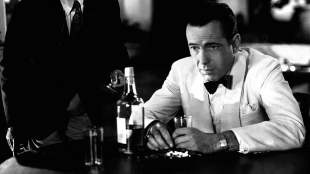 La escena de la película Casablanca en la que se ve a Humphrey Bogart con un cóctel es un buen ejemplo para representar cuáles son las mejores coctelerías de Madrid