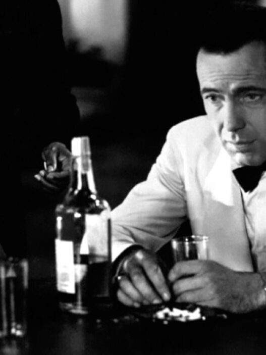 La escena de la película Casablanca en la que se ve a Humphrey Bogart con un cóctel es un buen ejemplo para representar cuáles son las mejores coctelerías de Madrid