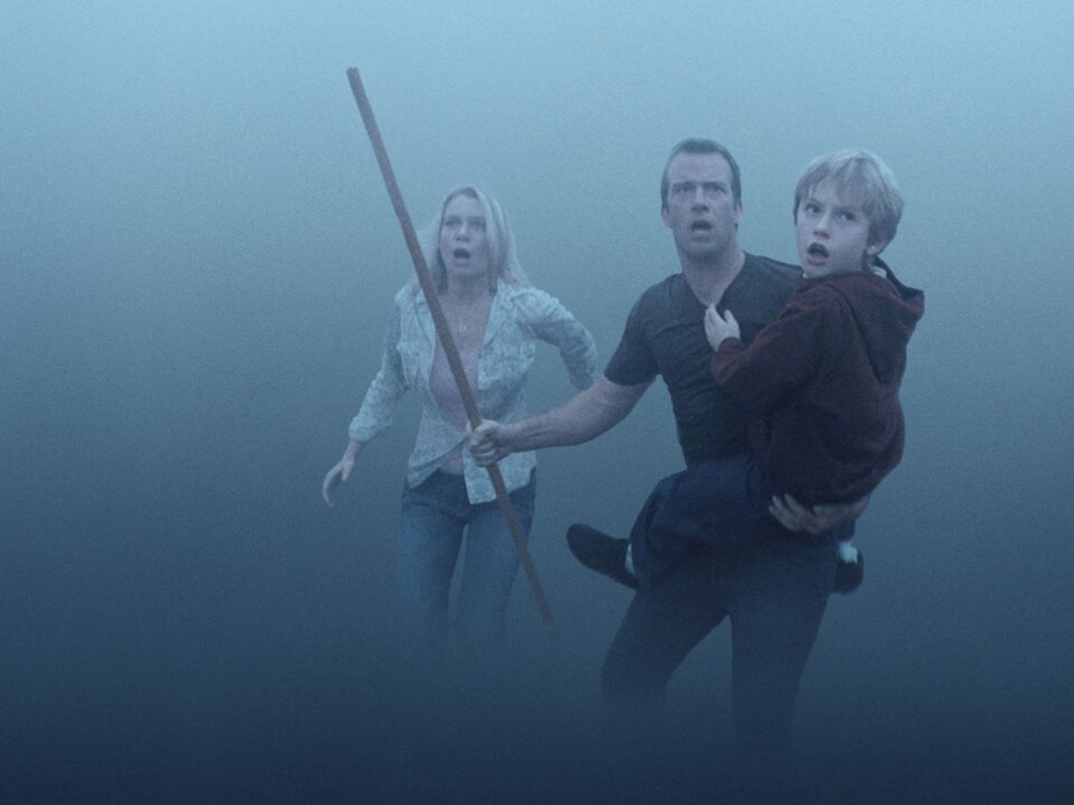 Escena de la película La niebla, una película con un final inesperado muy recomendada.