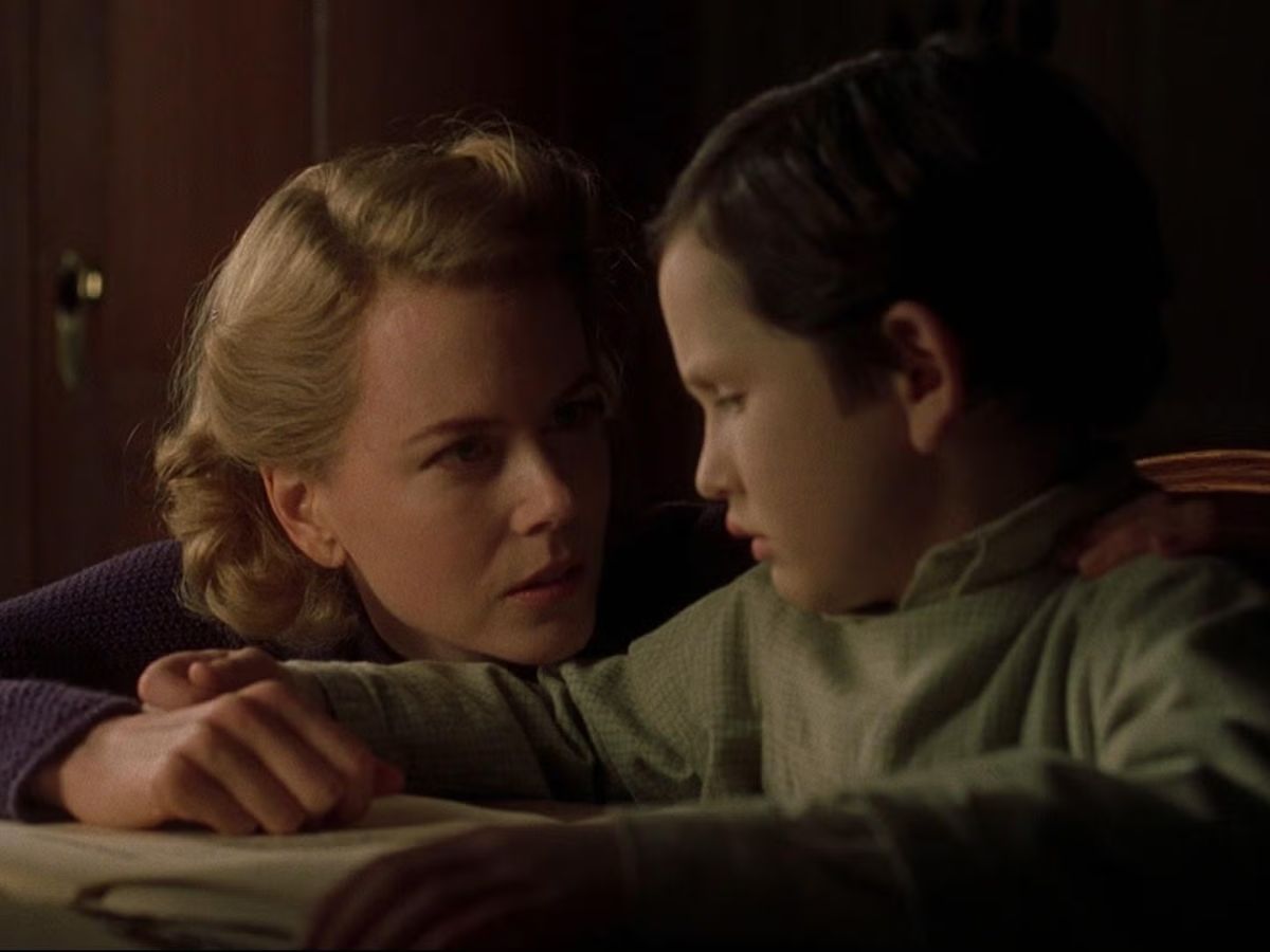 Secuencia de la película Los Otros, una película de Alejandro Amenábar con un final inesperado.