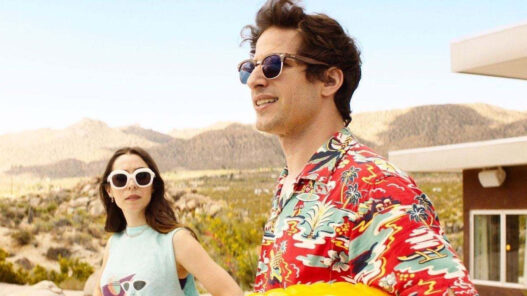 Escena de la película de comida Palm Spring en la que se ve a los dos protagonistas en mitad de un desierto