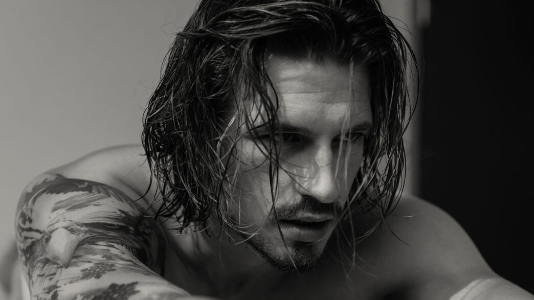 imagen del modelo masculino Bram Van A en blanco y negro, sesión de fotos realizada para Rísbel Magazine para hablar sobre cómo cuidar la piel del hombre