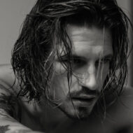 imagen del modelo masculino Bram Van A en blanco y negro, sesión de fotos realizada para Rísbel Magazine para hablar sobre cómo cuidar la piel del hombre