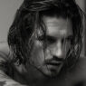 imagen del modelo masculino Bram Van A en blanco y negro, sesión de fotos realizada para Rísbel Magazine para hablar sobre cómo cuidar la piel del hombre