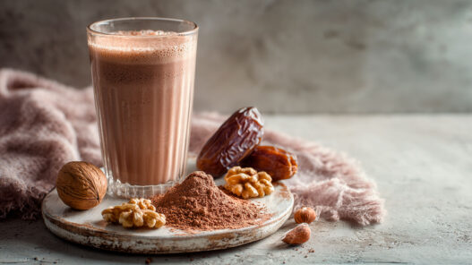Batido casero hecho con ingredientes naturales para aumentar masa muscular
