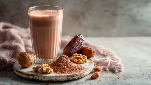 Batido casero hecho con ingredientes naturales para aumentar masa muscular